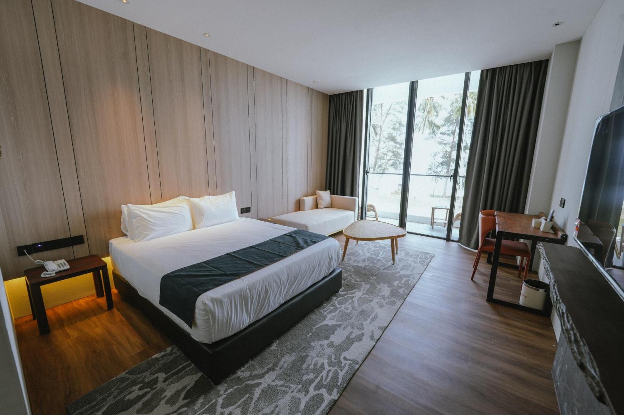 Roxy Beach Resort Sematan Екстериор снимка