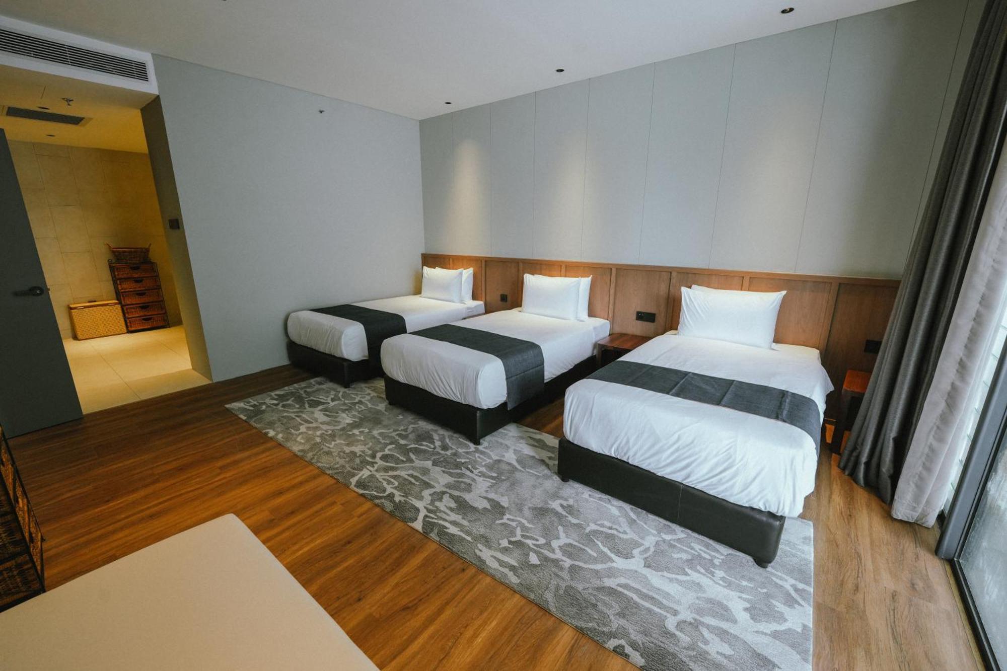 Roxy Beach Resort Sematan Екстериор снимка