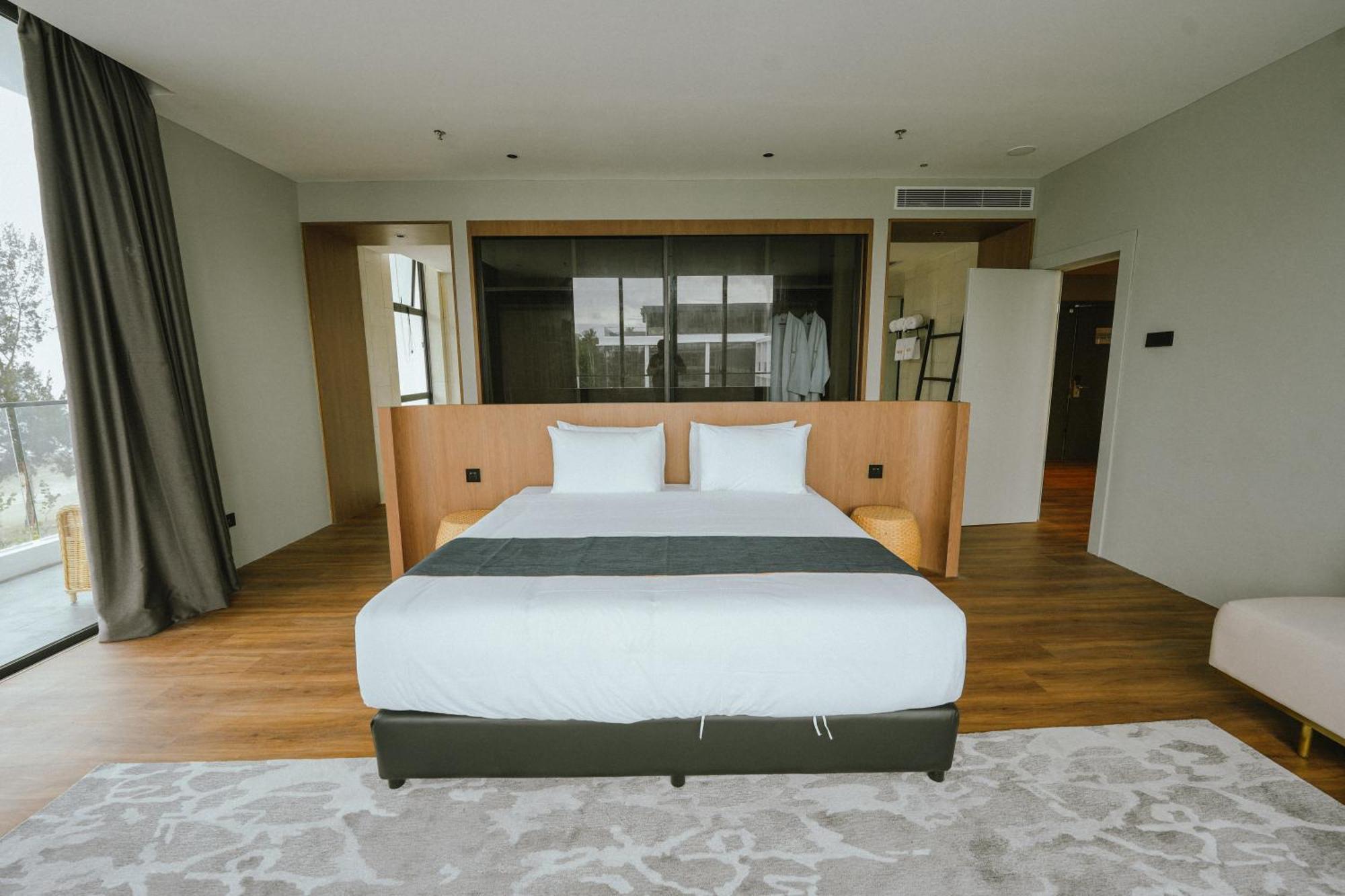 Roxy Beach Resort Sematan Екстериор снимка