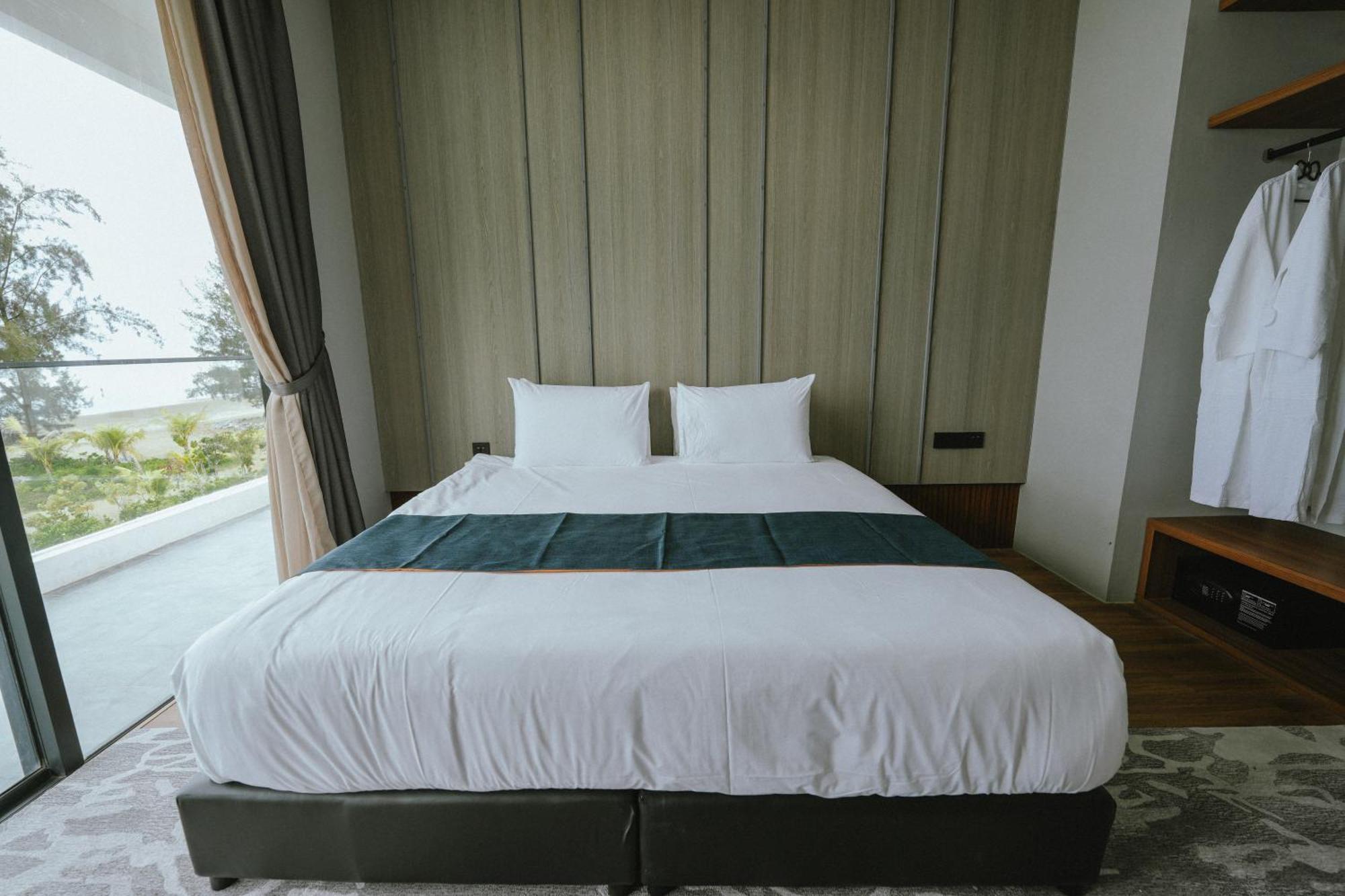 Roxy Beach Resort Sematan Екстериор снимка