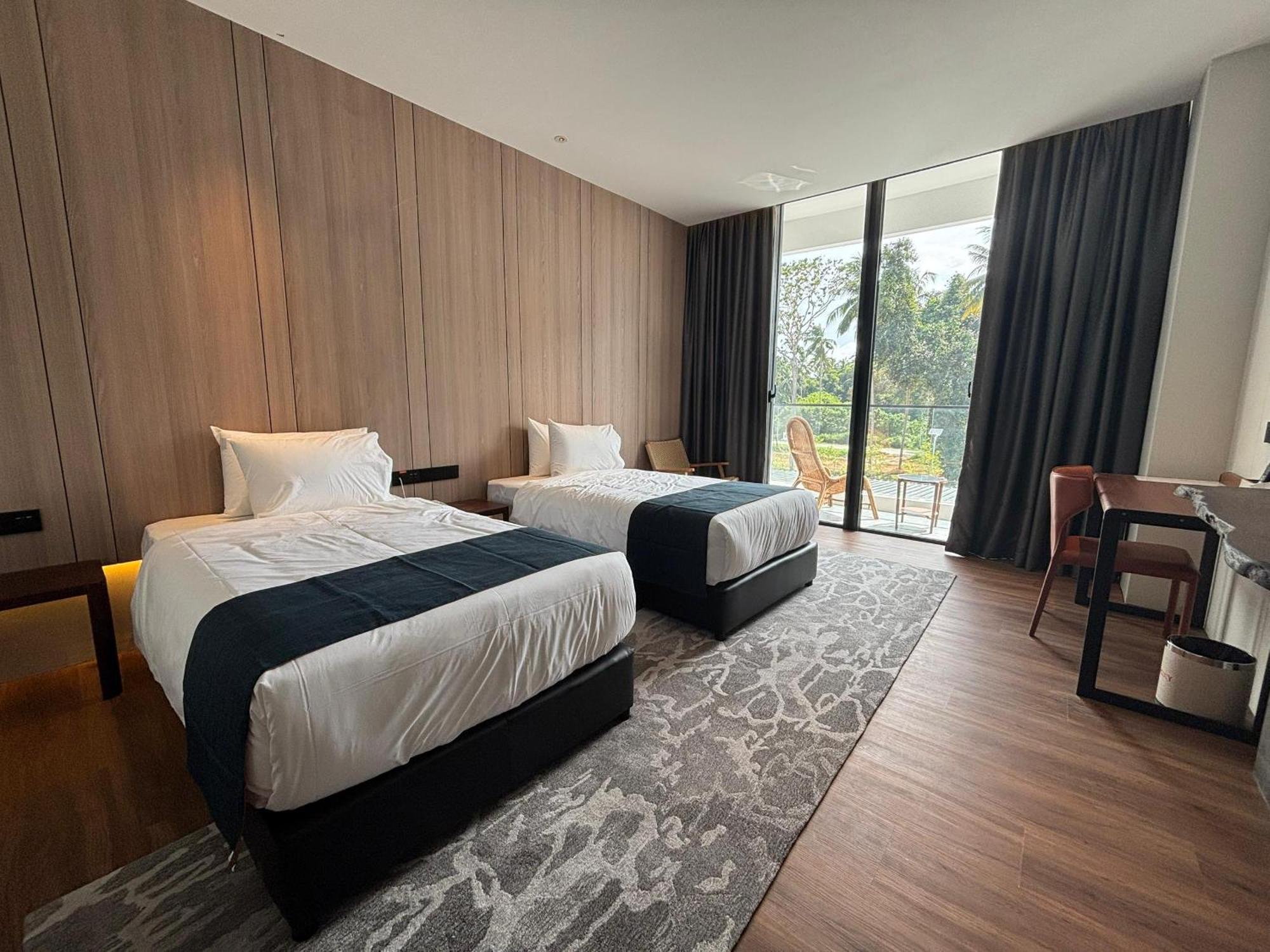 Roxy Beach Resort Sematan Екстериор снимка
