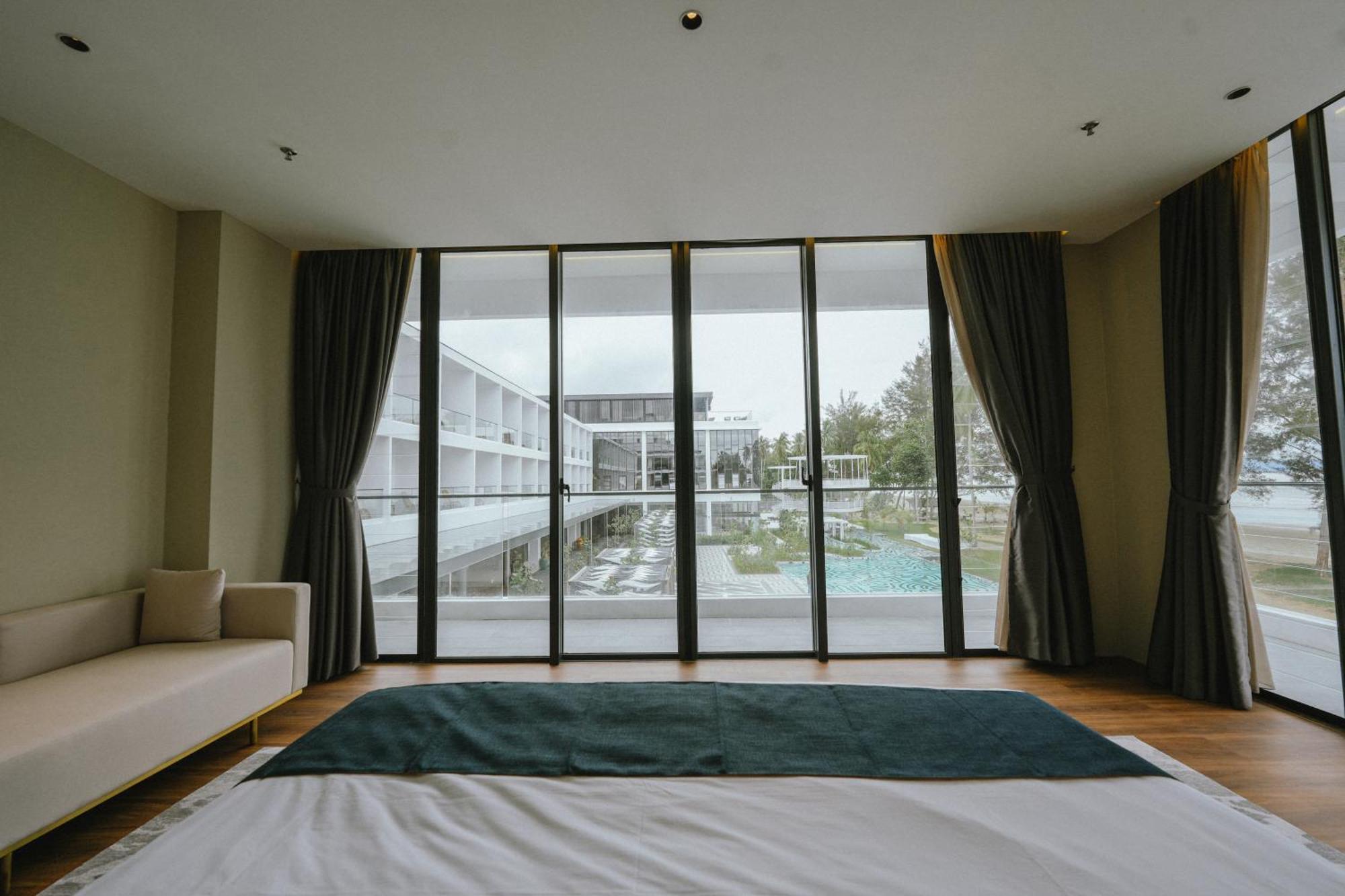 Roxy Beach Resort Sematan Екстериор снимка