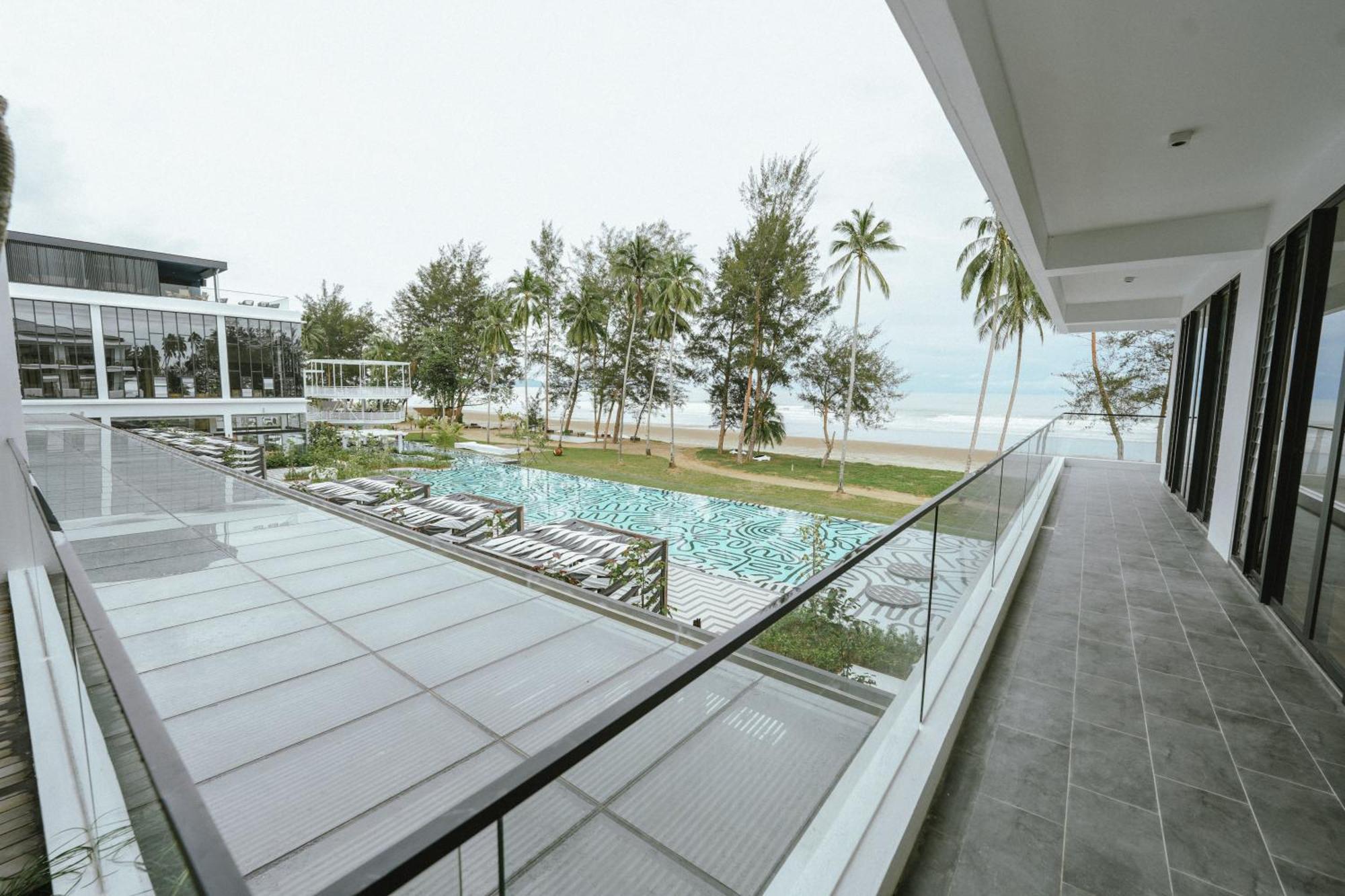 Roxy Beach Resort Sematan Екстериор снимка