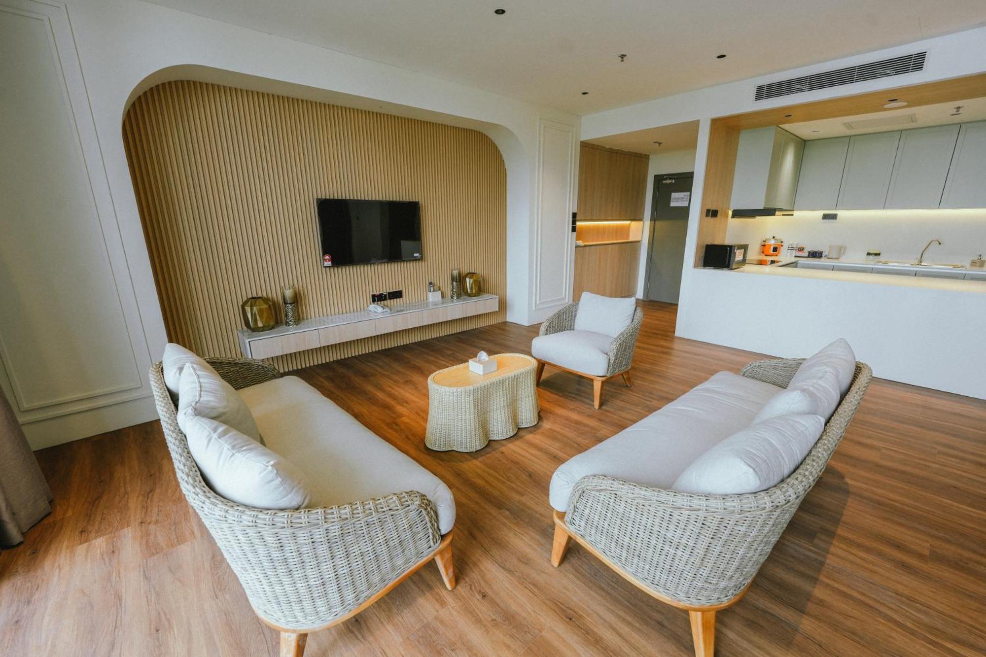 Roxy Beach Resort Sematan Екстериор снимка