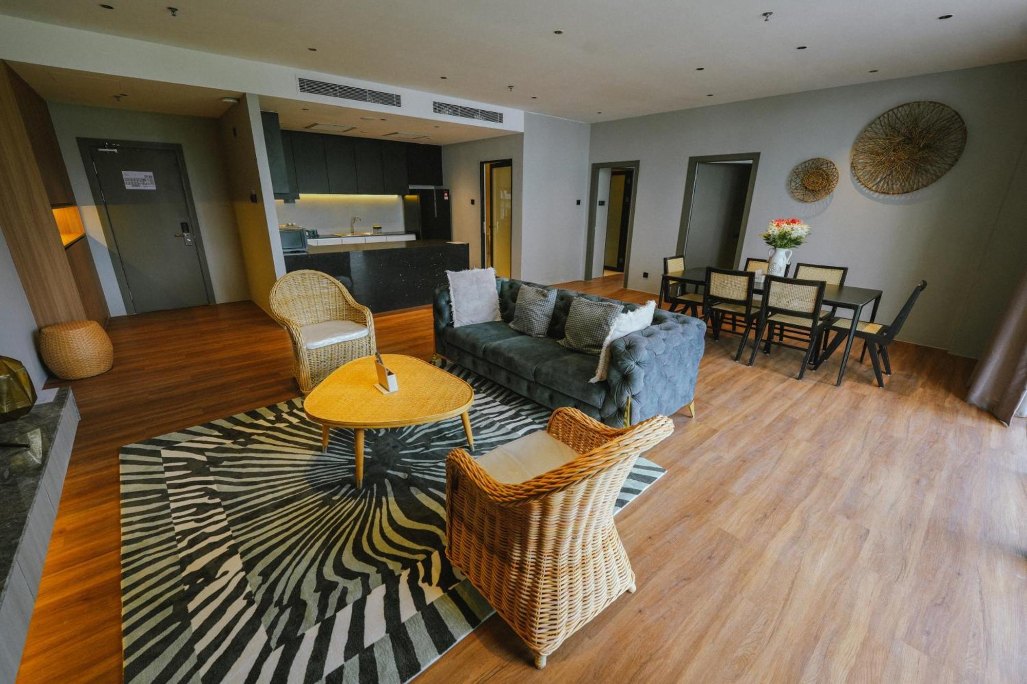 Roxy Beach Resort Sematan Екстериор снимка