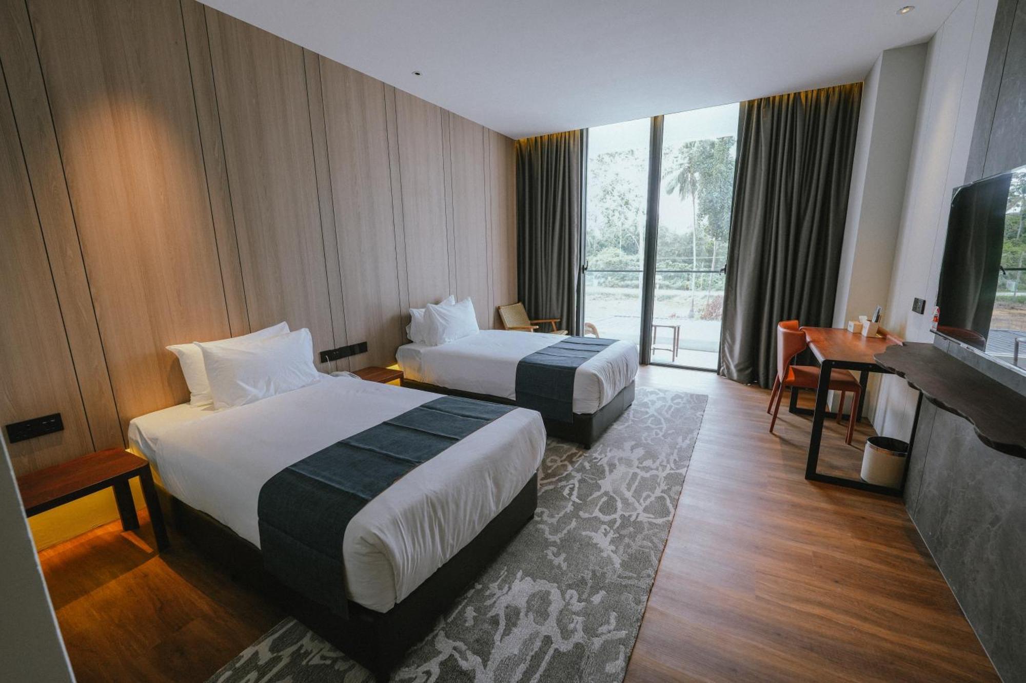 Roxy Beach Resort Sematan Екстериор снимка