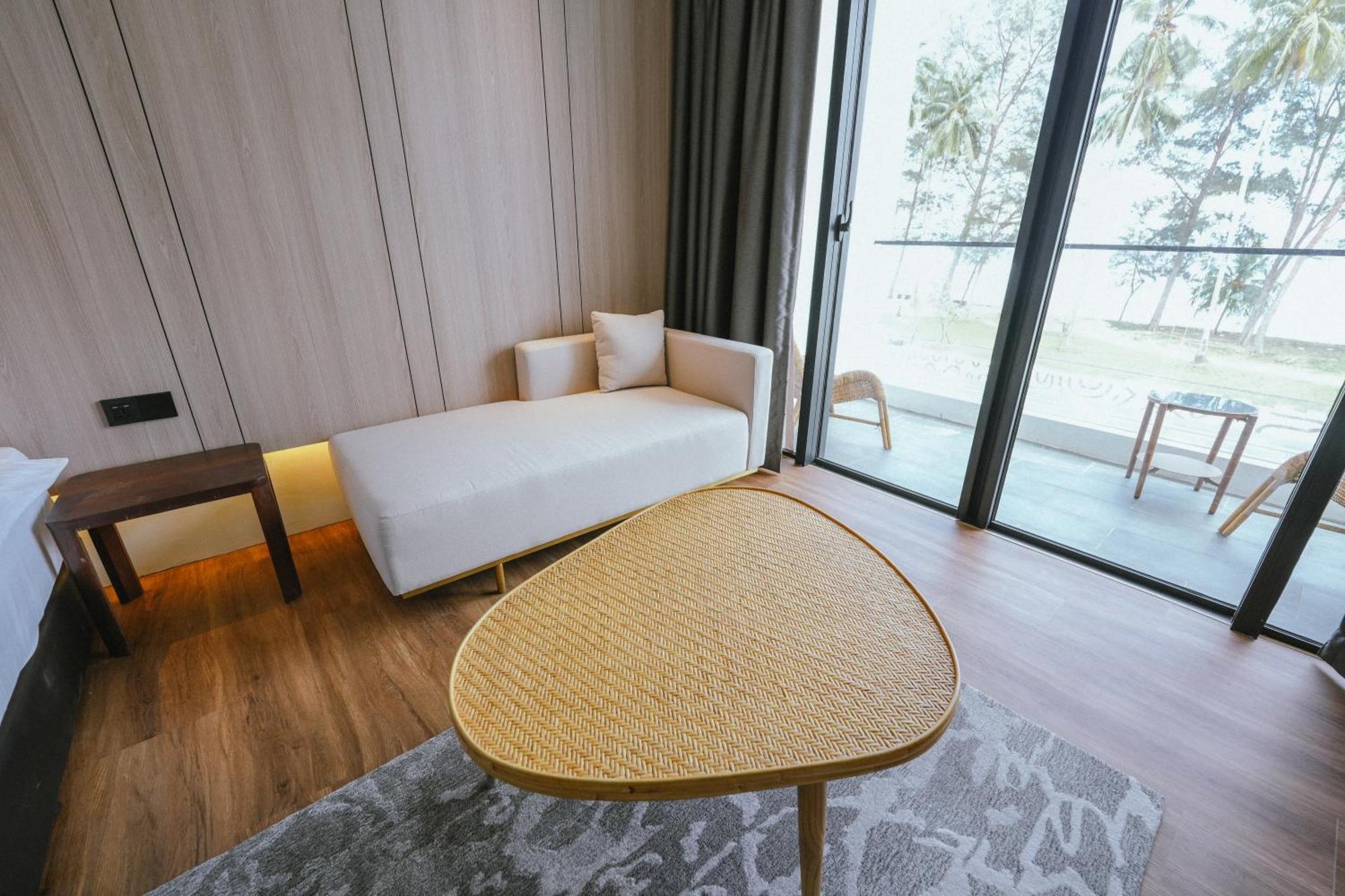 Roxy Beach Resort Sematan Екстериор снимка